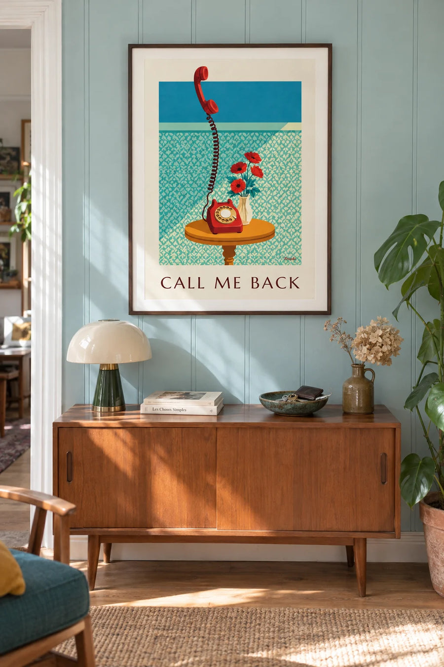 Poster telefoon met draaischijf op een rond tafeltje: ingelijst aan de muur