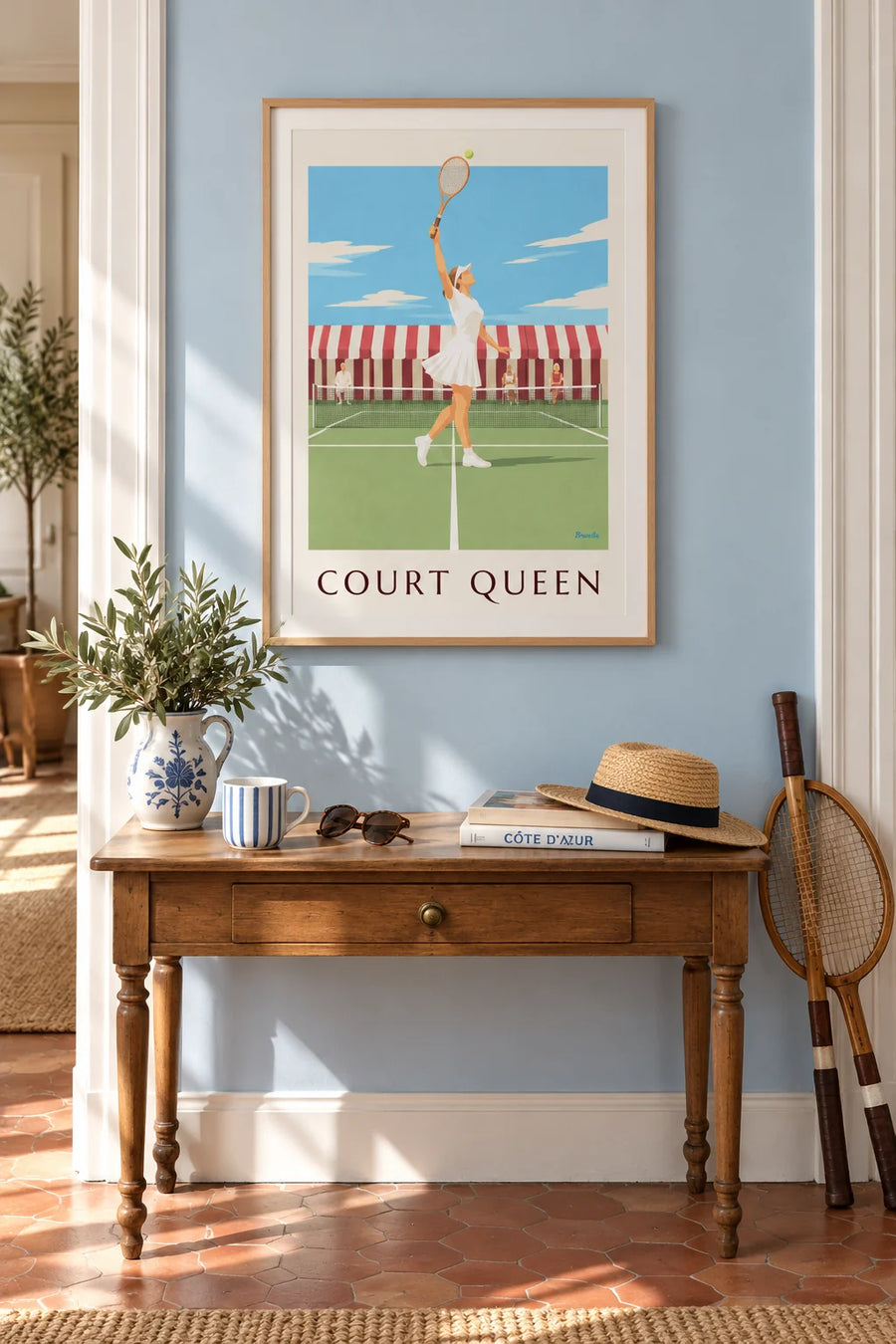 Poster tennisspeelster in plooirok en vizier op gras: ingelijst aan de muur