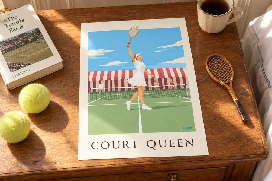 Poster tennisspeelster in plooirok en vizier op gras: op een tafel