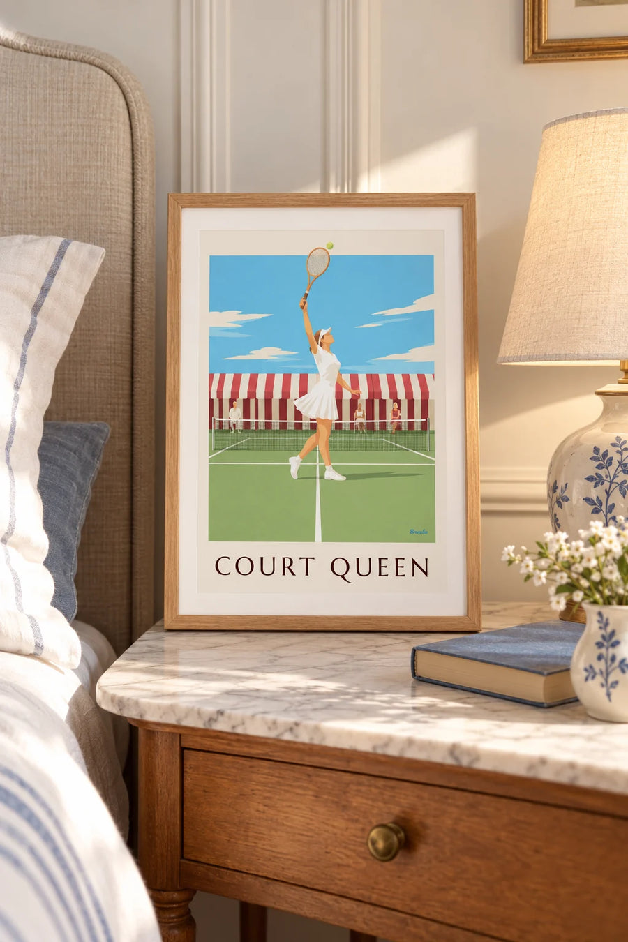 Poster tennisspeelster in plooirokje en zonneklep op gras: klein formaat A4 ingelijst
