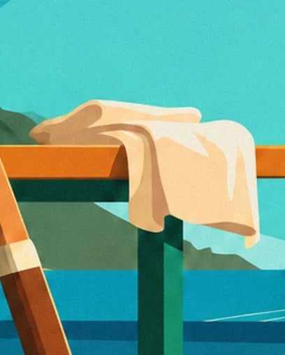La serviette crème drapée sur la traverse orangée d'un banc face à la mer