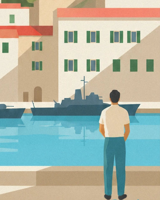 Un homme en chemise claire et pantalon bleu, les mains dans le dos, face aux navires gris du port