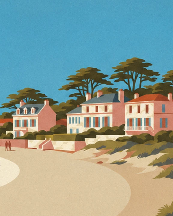 Les villas roses aux volets rouges et bleus parmi les pins, au-dessus de la plage de sable