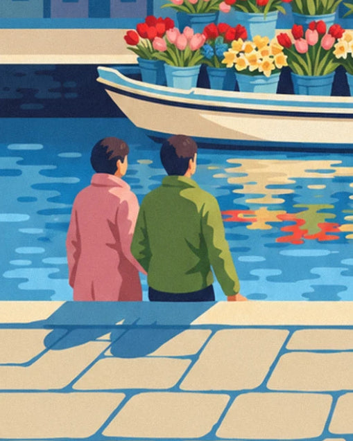 Le couple de dos, en manteau rose et veste verte, face au canal et aux bateaux fleuris