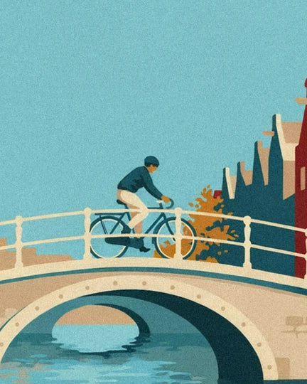 Un cycliste en pull bleu traverse le pont blanc voûté, au-dessus de l'eau