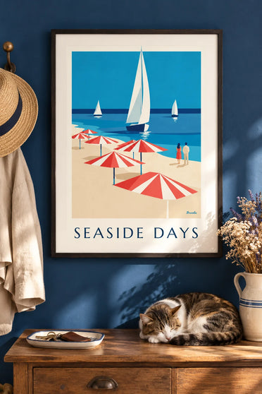 Poster gestreepte parasols en zeilboten aan zee: ingelijst aan de muur