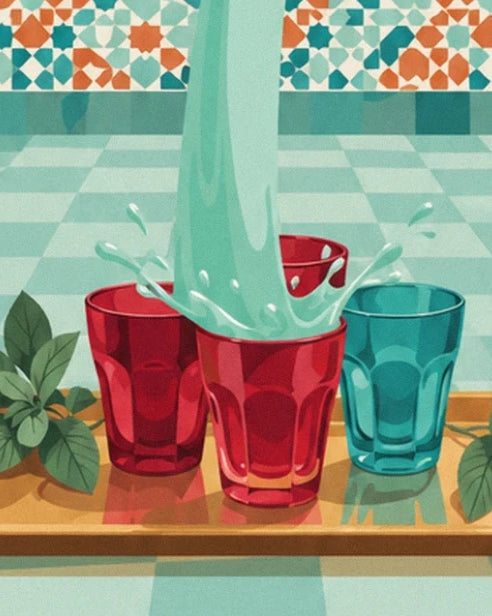Les verres rouges et turquoise sur un plateau doré, entourés de feuilles de menthe