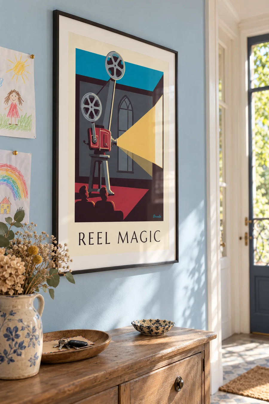 Poster van een bioscoopprojector met filmspoelen in de projectiecabine: ingelijst aan de muur