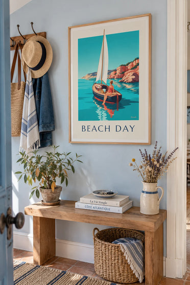 Poster van een vrouw in een badpak met stippen op een zeilboot: ingelijst aan de muur
