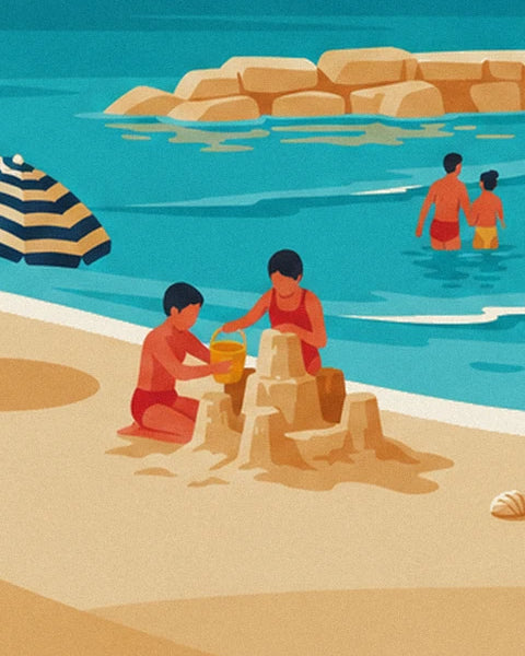 Les 2 enfants au château de sable, avec leur seau jaune au bord de l’eau turquoise
