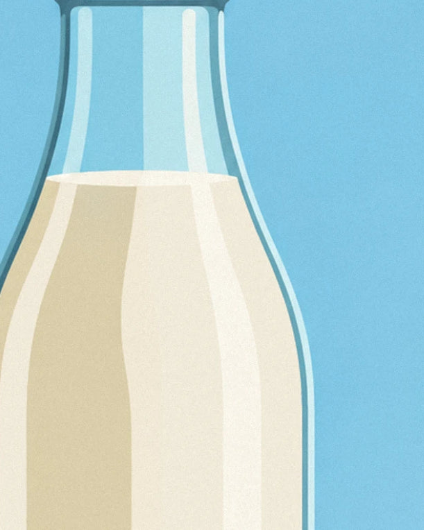 Le col de la bouteille en verre, remplie de lait crémeux sur fond de ciel bleu