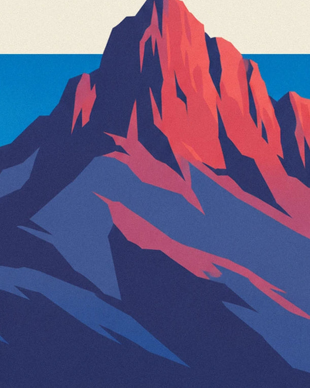 Une montagne aux arêtes escarpées, entre versants bleu sombre et parois roses