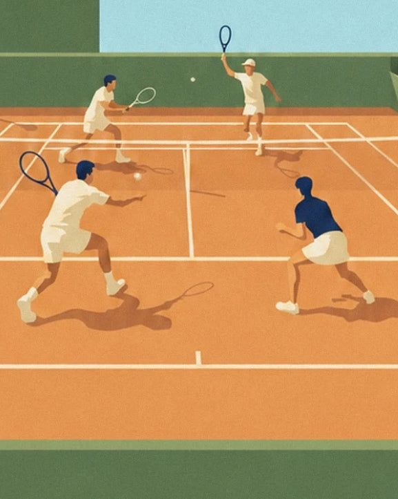 Les 4 joueurs en blanc et bleu, raquettes en main sur le court en terre battue