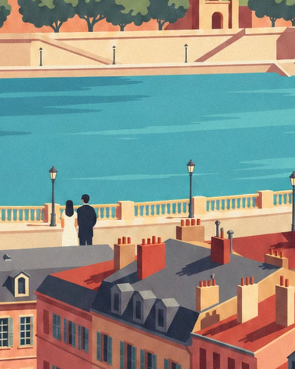 Un couple de dos sur le quai, face à la rivière bleue et aux toits de tuiles rouges