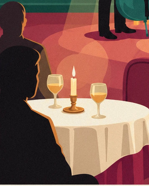 Een tafel met een wit tafelkleed, 2 gouden glazen en een kaars tussen de silhouetten
