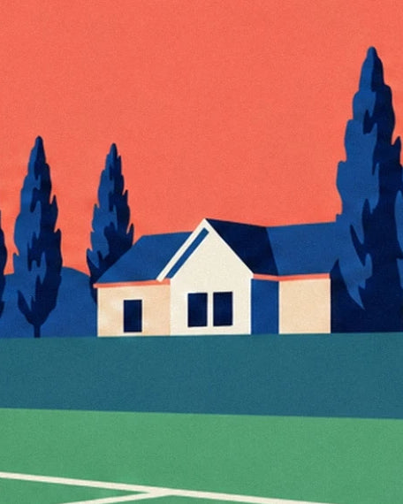 La maison crème au toit bleu nuit, entre 2 cyprès, au bord du court