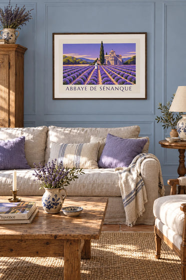 Poster monnik wandelend door de lavendel van de abdij van Sénanque: ingelijst aan de muur