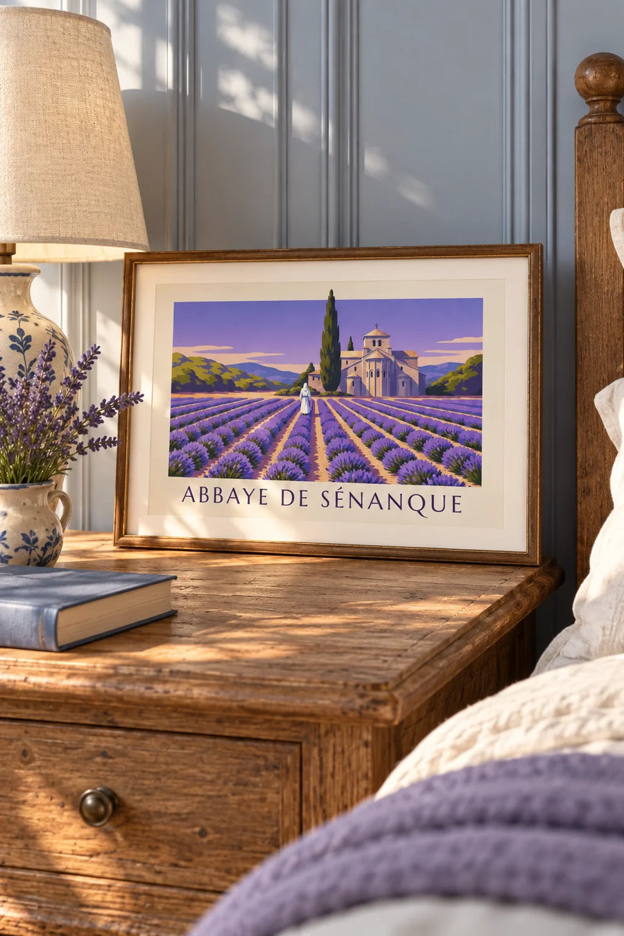 Poster monnik wandelend door de lavendel van de abdij van Sénanque: klein formaat A4 ingelijst