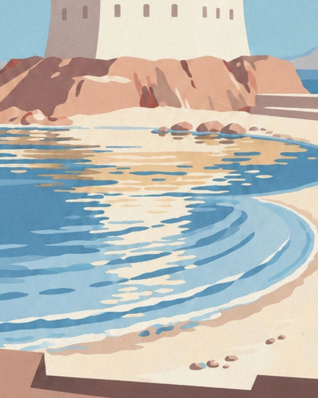 Les reflets crème et bleus de l’eau au pied du phare, entre rochers et sable