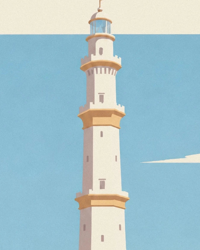 Le phare d’Alexandrie aux étages crème et ocre, sur un ciel bleu