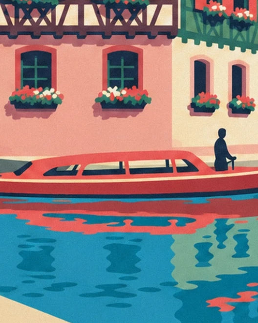 Le bateau rouge à cabine vitrée devant les façades roses et leurs fenêtres fleuries