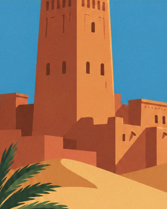 La haute tour de la casbah en terre ocre, ses petites fenêtres et une palme verte, sous un ciel bleu