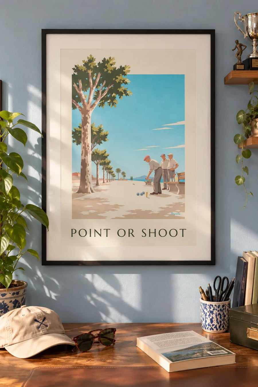 Affiche van een potje pétanque onder de platanen : ingelijst aan de muur