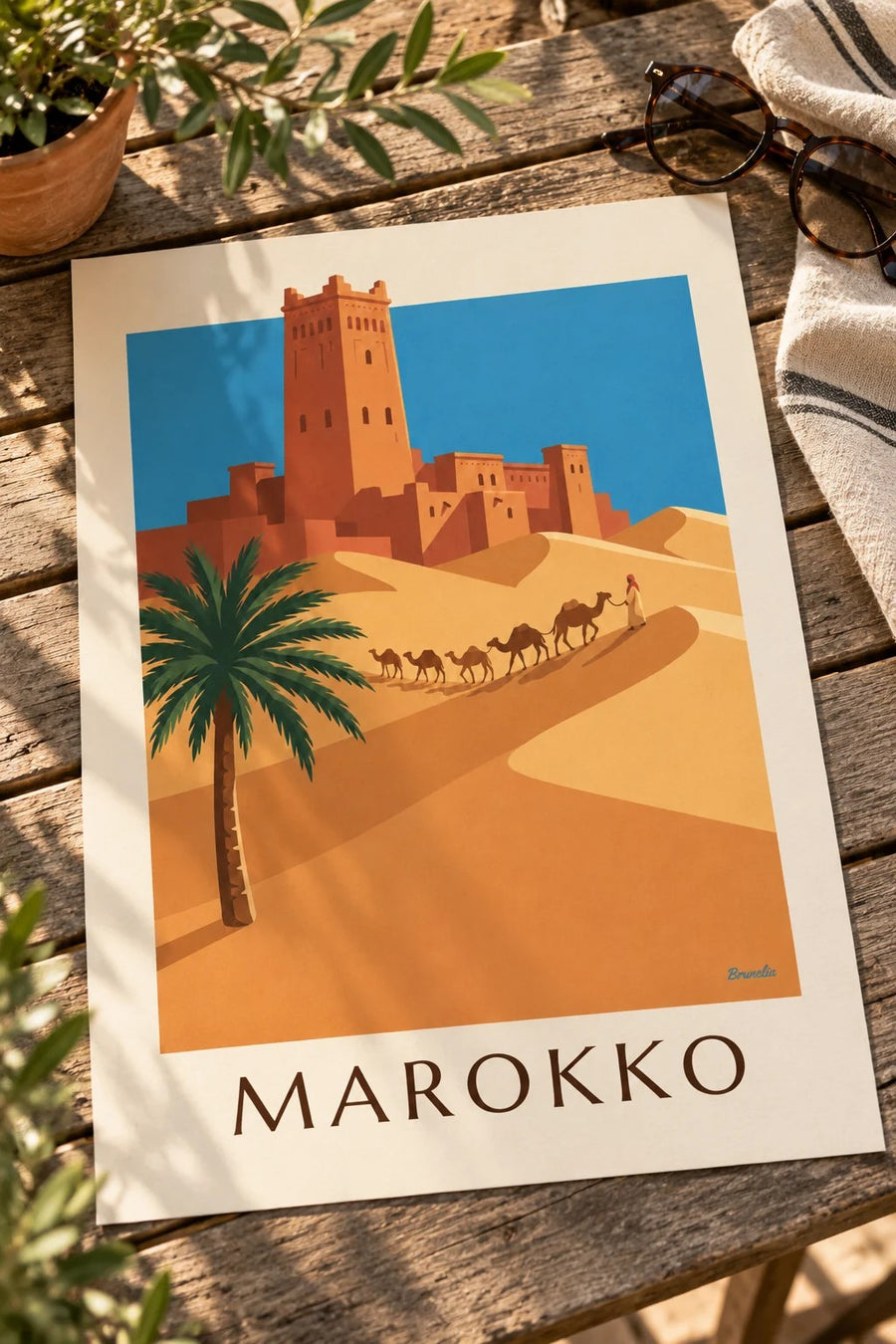 Poster kasbah en karavaan van kamelen in de Marokkaanse woestijn: op een tafel