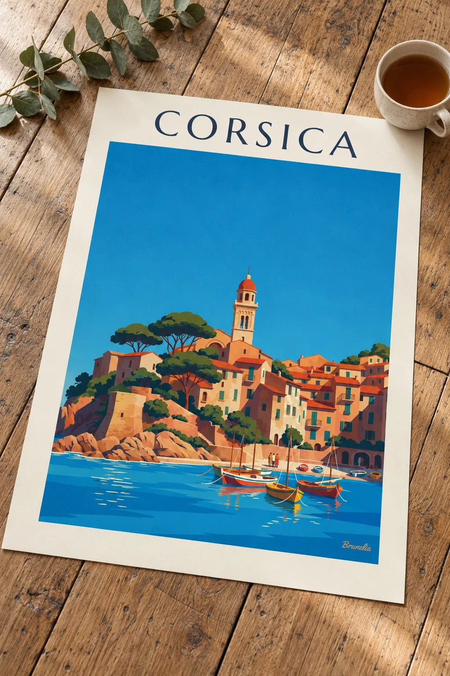 Poster Corsicaans kustdorp met klein haventje aan de Middellandse Zee: op een tafel