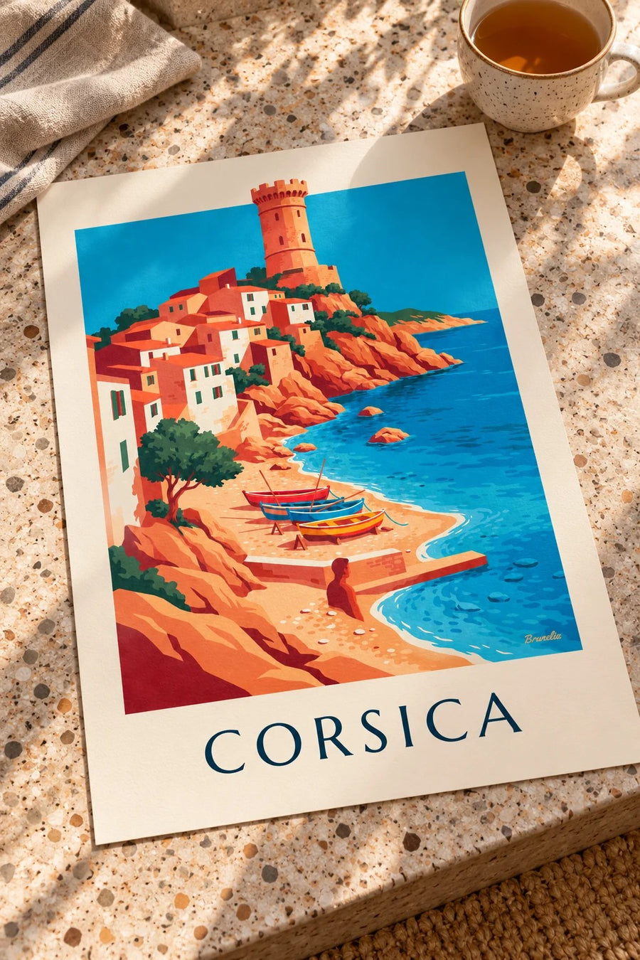 Poster kustdorp, Genuese toren en boten op Corsica: plat op een tafel