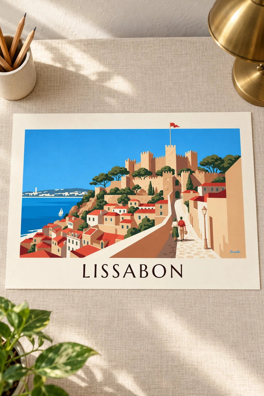 Poster Castelo de São Jorge en daken van de Alfama in Lissabon: plat op een tafel