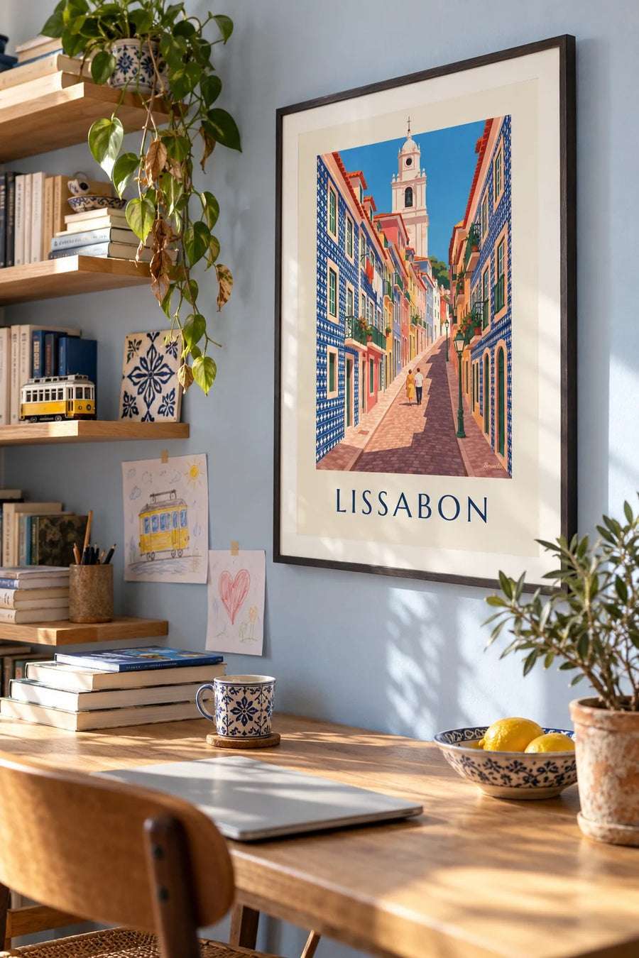 Poster steegje in Lissabon met azulejogevels: ingelijst aan de muur