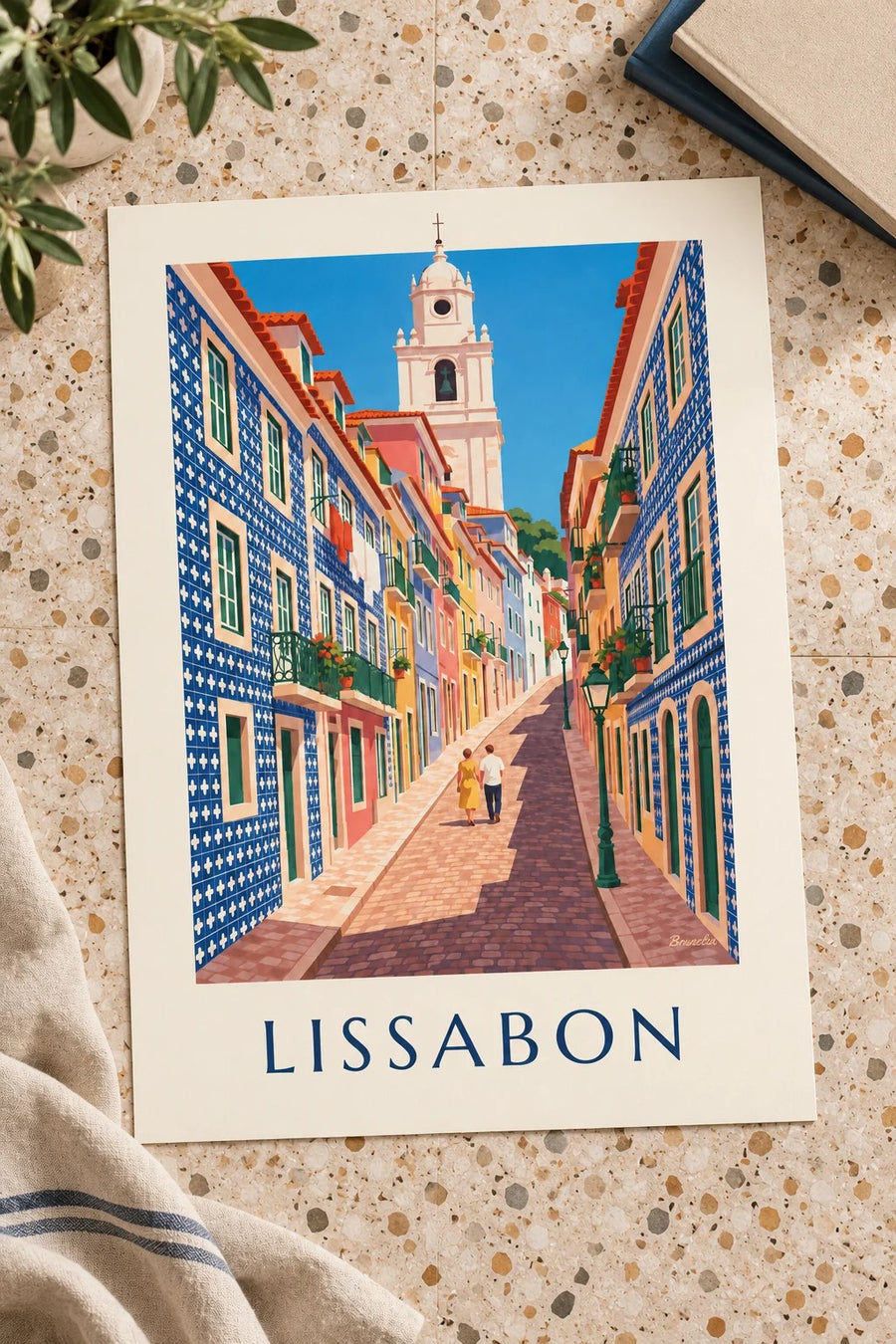 Poster steegje in Lissabon met azulejogevels: plat op een tafel