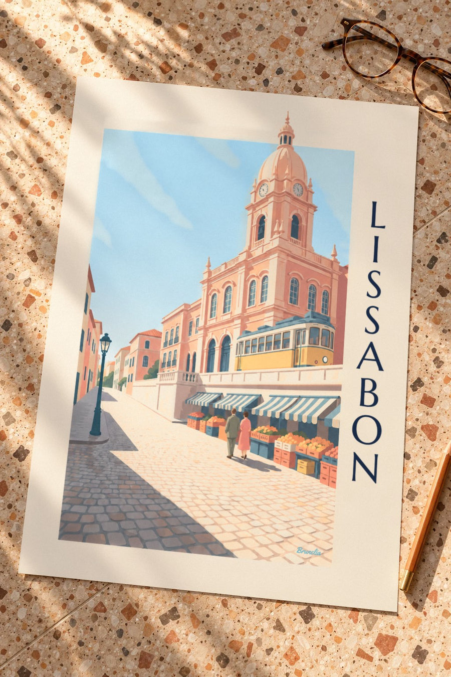 Poster Mercado da Ribeira in Lissabon met gele tram: op een tafel