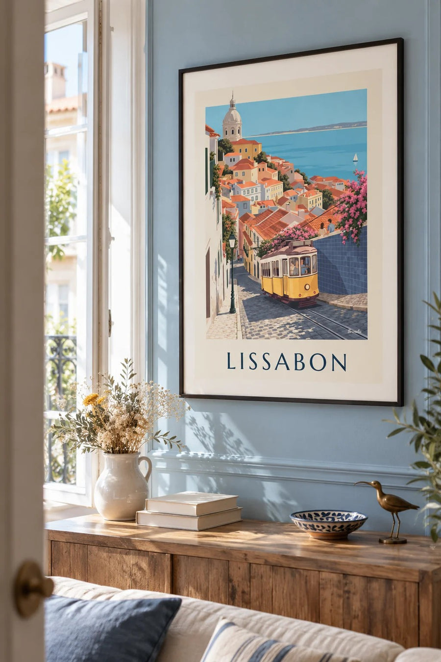 Poster gele tram in een geplaveide straat in Lissabon met uitzicht op de Taag: ingelijst aan de muur