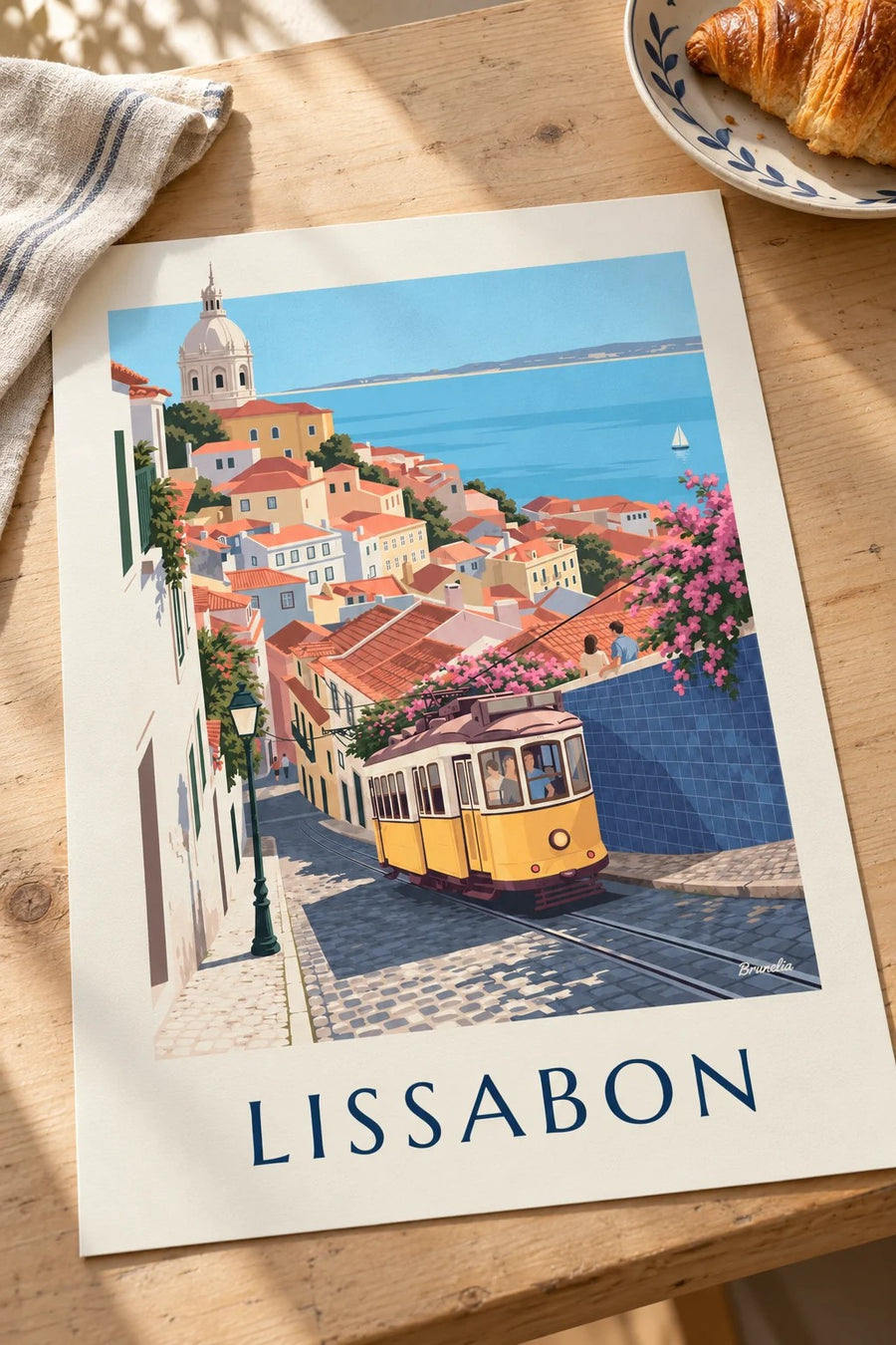 Poster gele tram in een geplaveide straat in Lissabon met uitzicht op de Taag: plat op een tafel