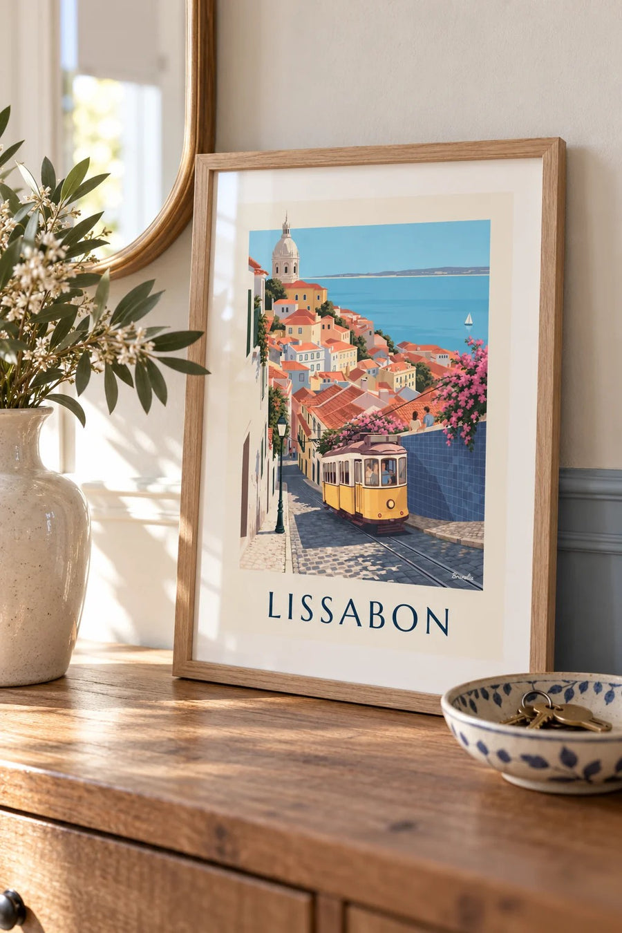 Poster gele tram in een geplaveide straat in Lissabon met uitzicht op de Taag: klein formaat A4 ingelijst