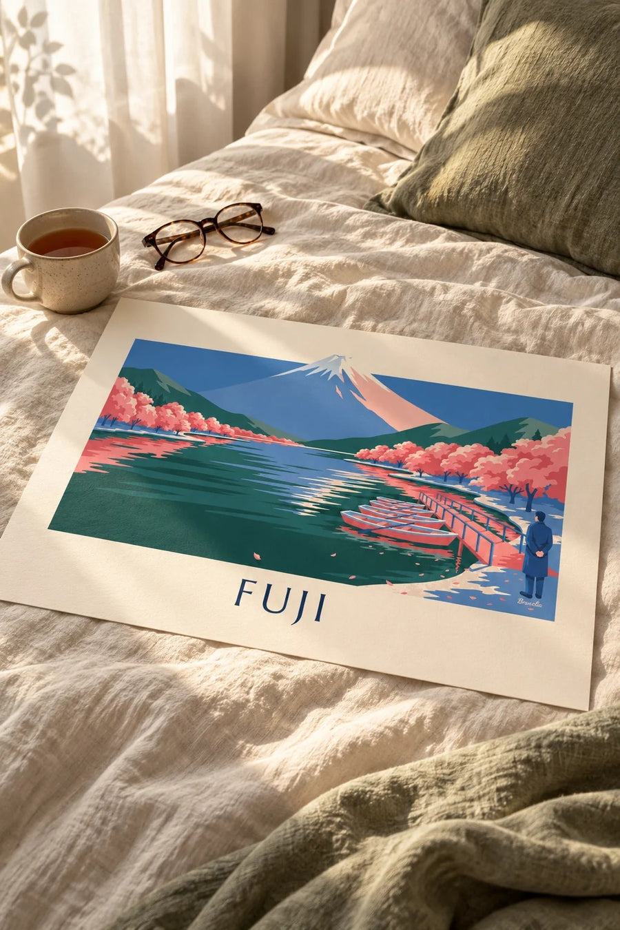 Poster berg Fuji, kersenbloesem en roeibootjes aan de steiger: op een tafel