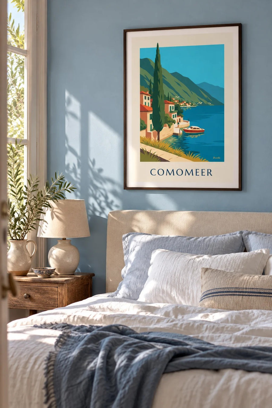 Poster oevers van het Comomeer en houten boot: ingelijst aan de muur
