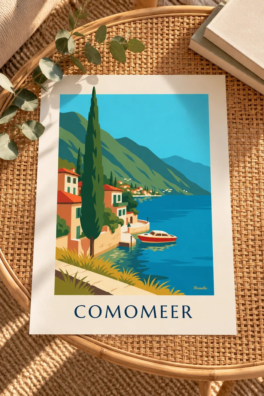 Poster oevers van het Comomeer en houten boot: op een tafel
