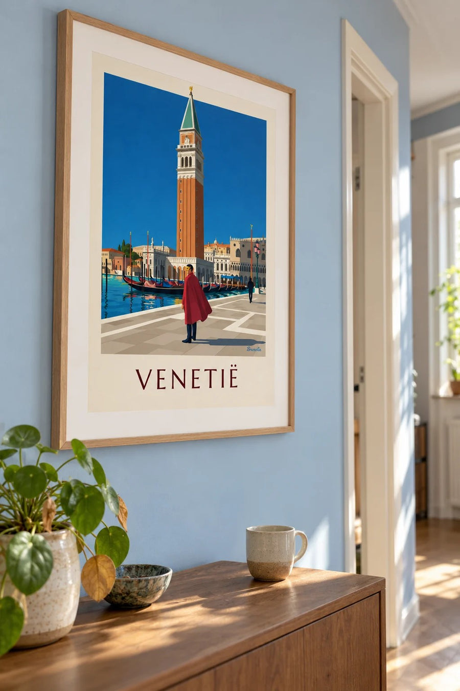 Poster gemaskerde man in rode cape voor de campanile van San Marco: ingelijst aan de muur