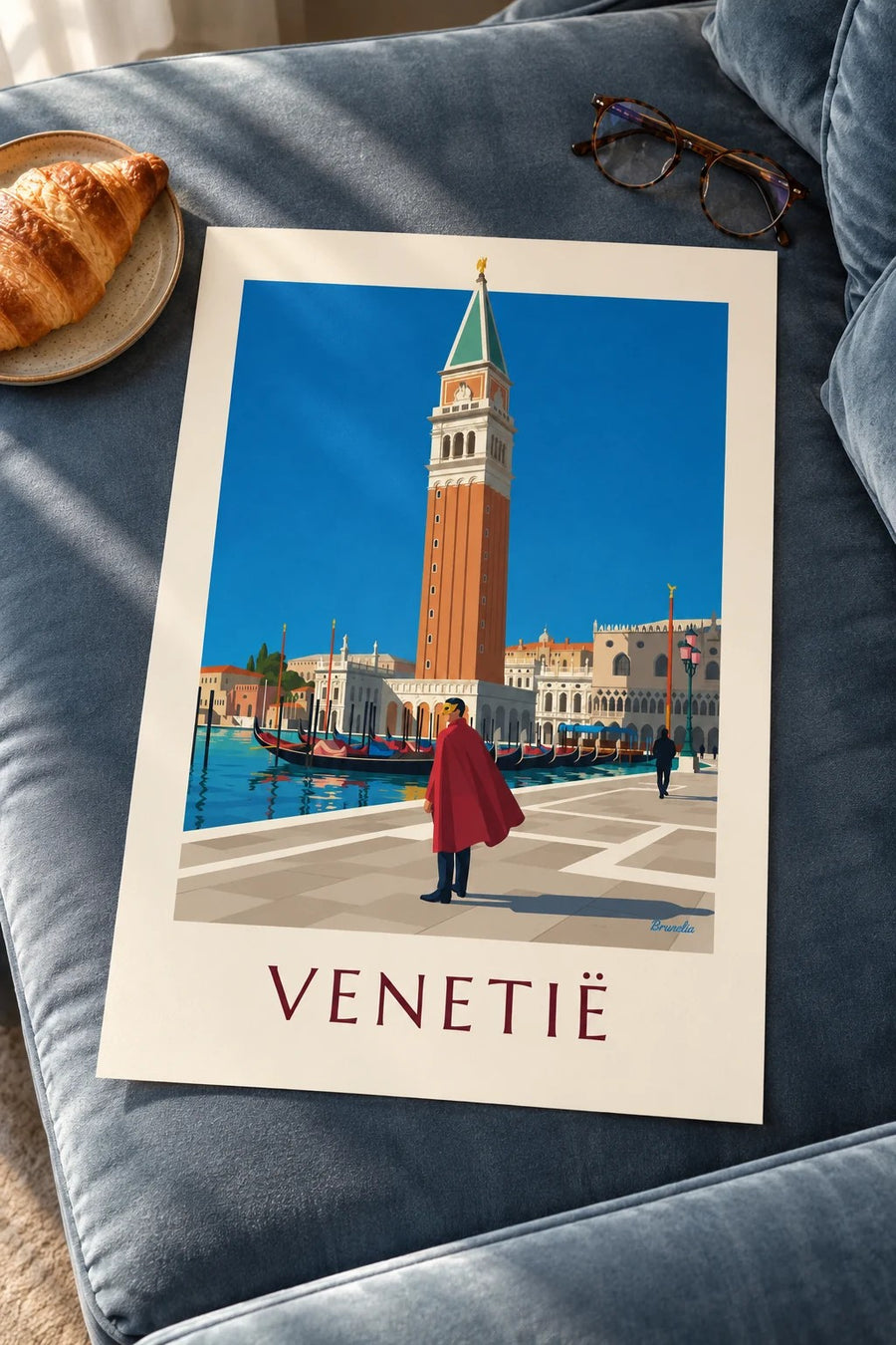 Poster gemaskerde man in rode cape voor de campanile van San Marco: op een tafel