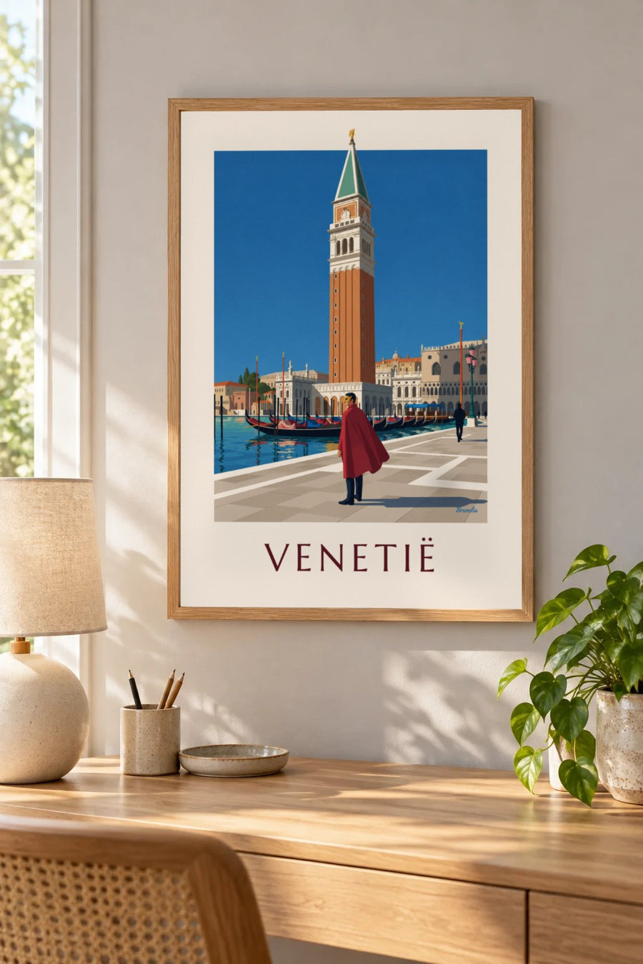 Poster gemaskerde man in rode cape voor de campanile van San Marco: klein A4-formaat, ingelijst