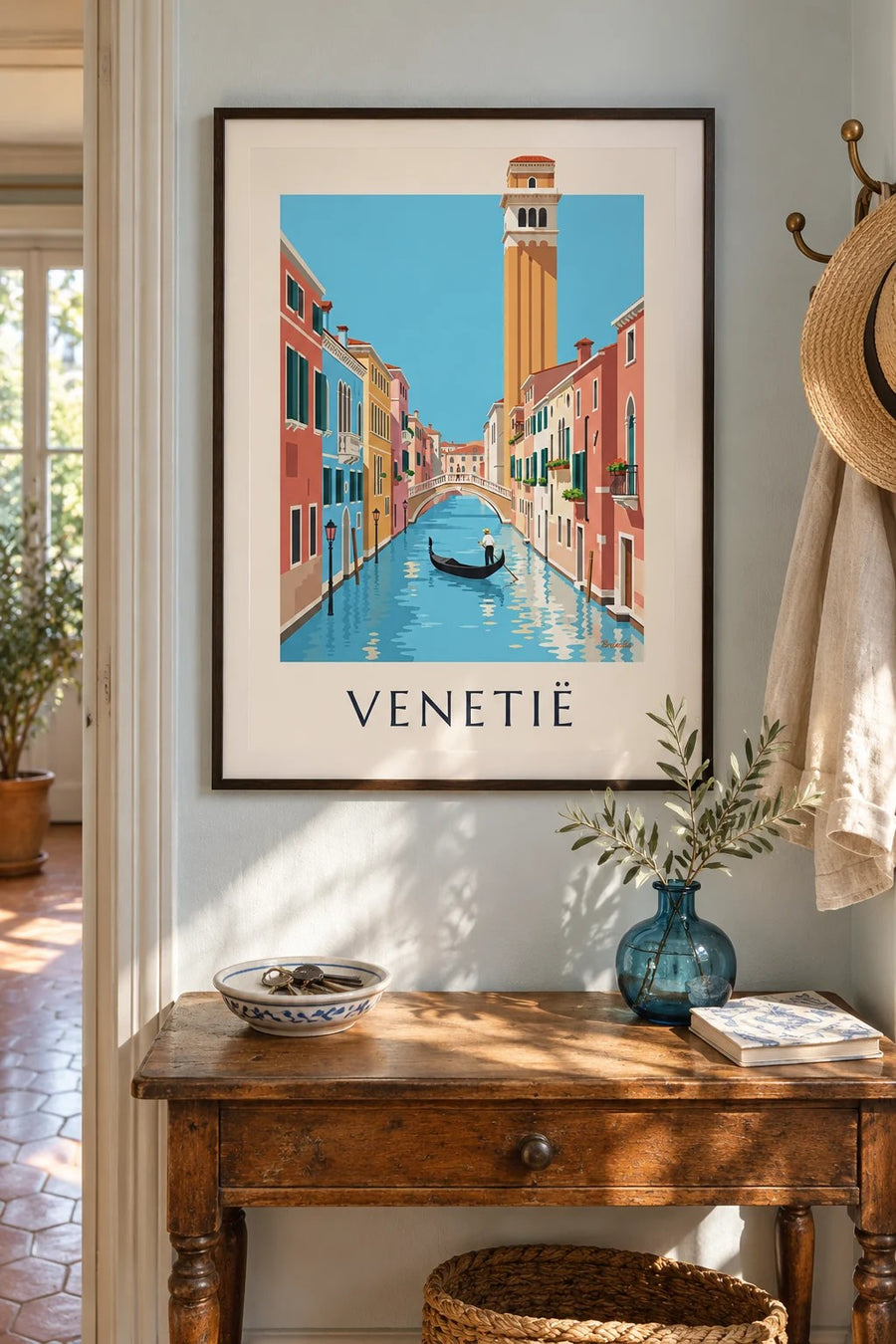 Poster gondelier op een kanaal in Venetië: ingelijst aan de muur