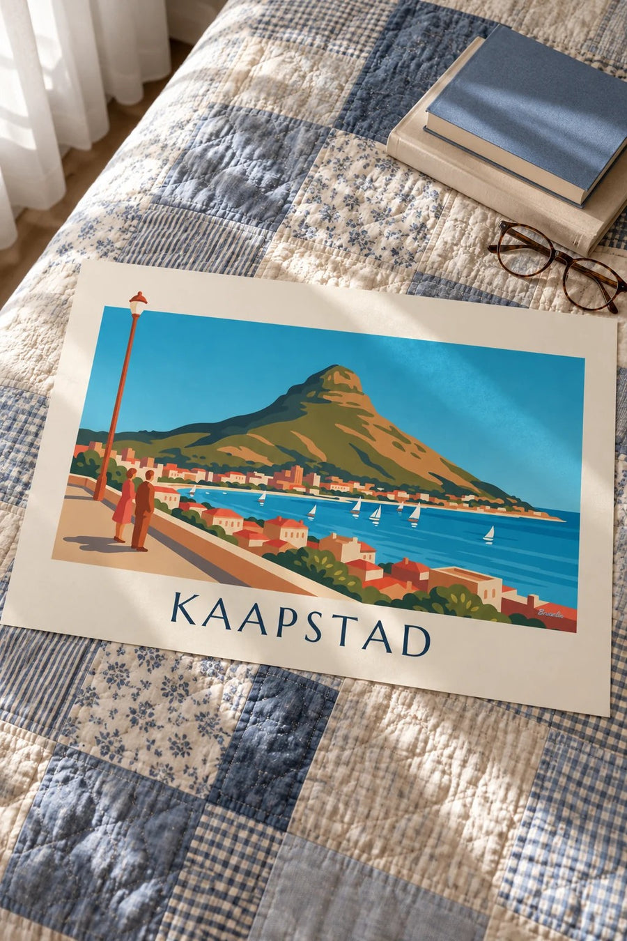 Poster Kaapstad, Lion's Head en baai met zeilboten vanaf de boulevard: klein formaat A4 ingelijst