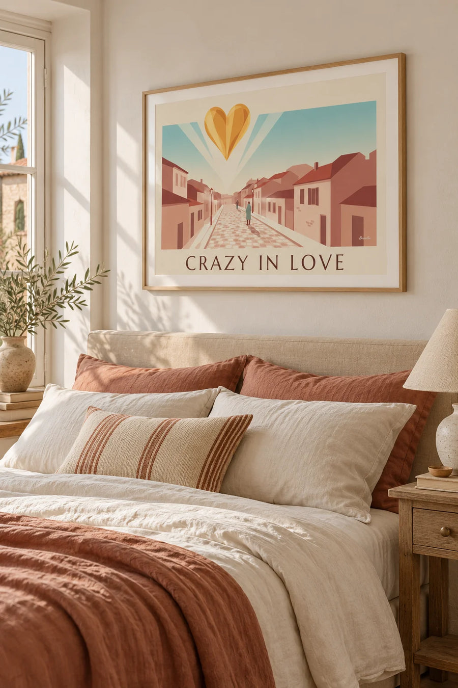 Poster gouden hart Crazy in Love op een poederroze achtergrond: ingelijst aan de muur