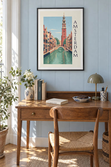 Poster gracht in Amsterdam, trapgevelhuizen en fietsen op de brug: ingelijst aan de muur