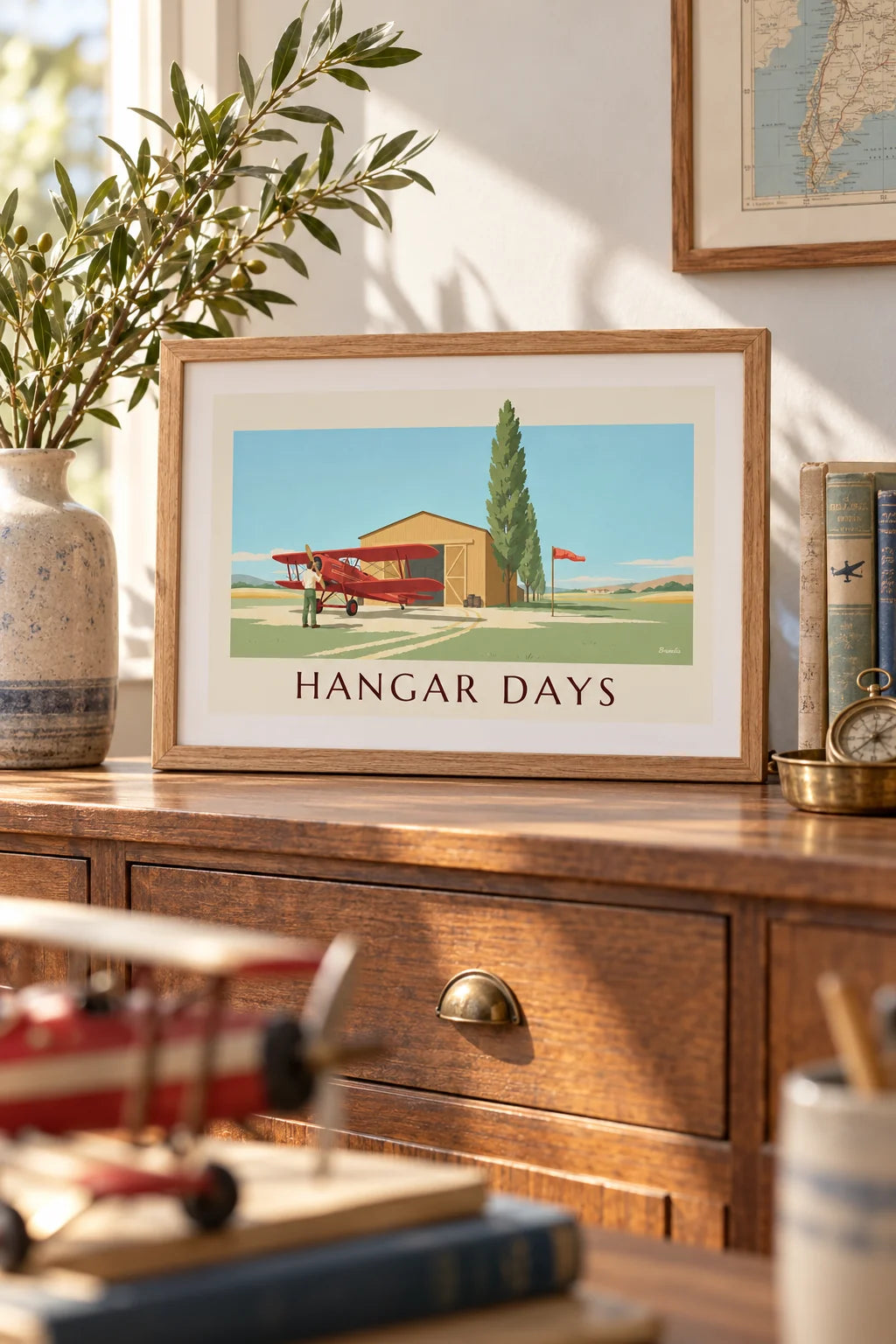 Kantoor: sfeerbeeld van Poster tweedekker voor zijn houten hangar op het vliegveld