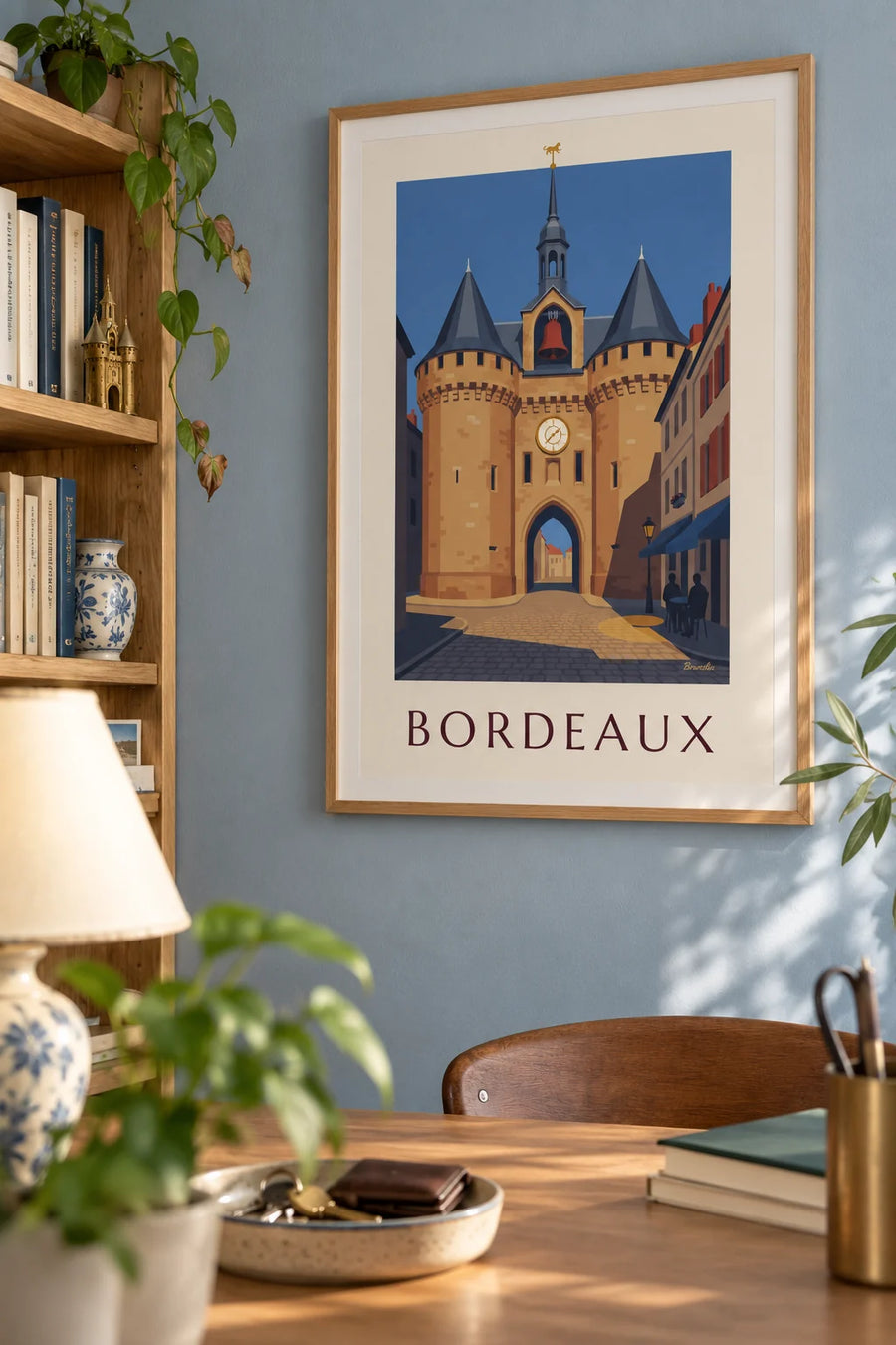Poster Grosse Cloche van Bordeaux en caféterras: ingelijst aan de muur