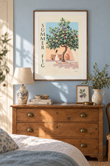 Poster van een vijgenboom vol paarse vijgen in een stenen binnenplaats: ingelijst aan de muur